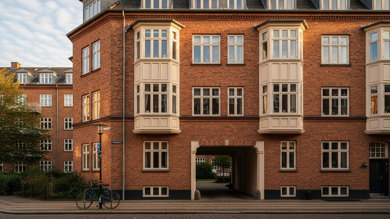 Detalje fra en dansk bolig om andelsbolig 2026: den billigere vej ind — fordele, faldgruber og den tekniske pris.